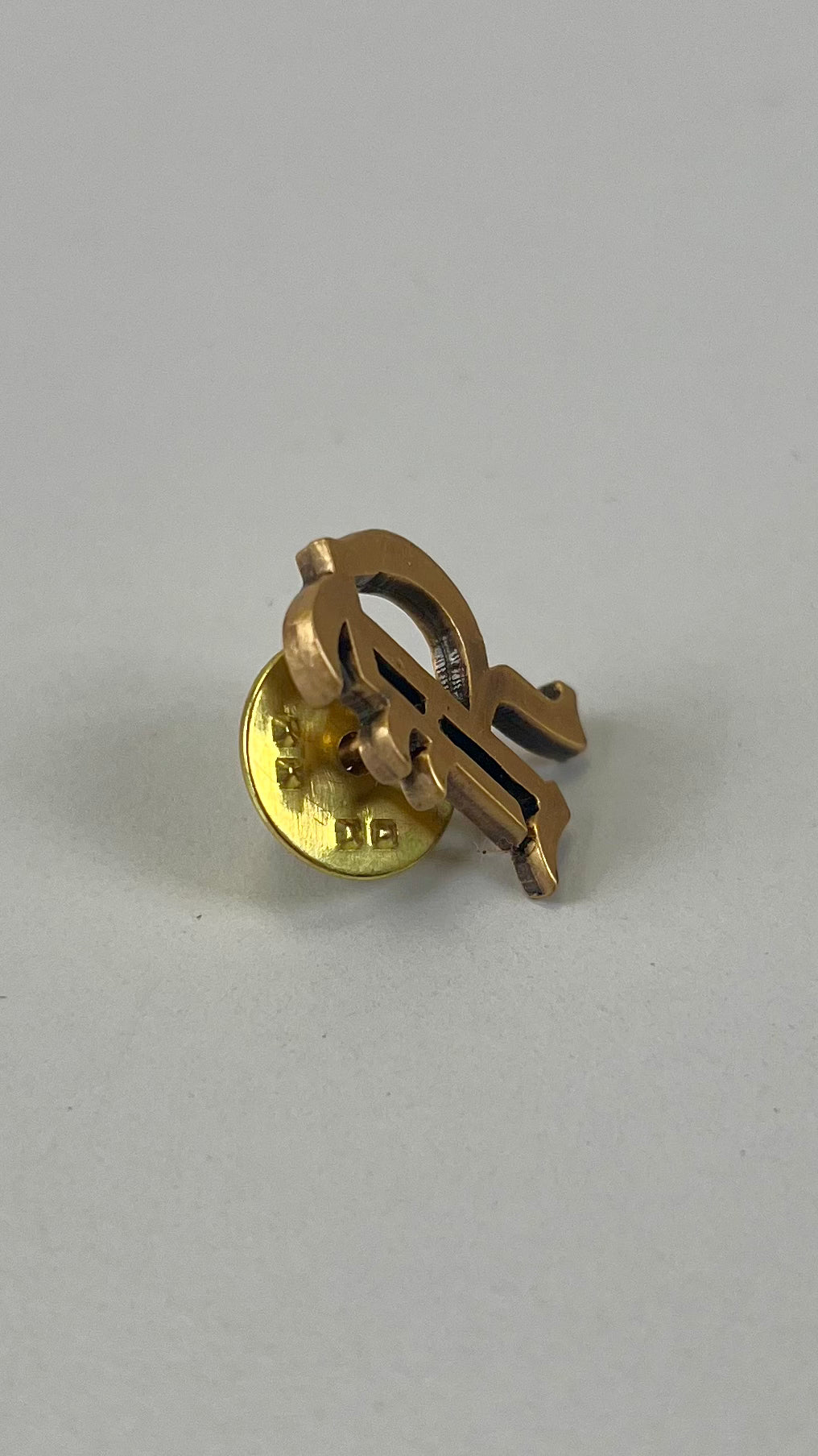 Pin "R"